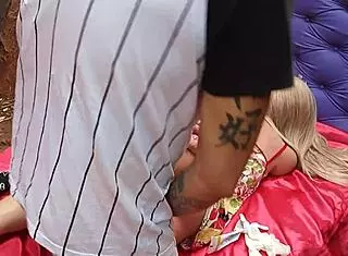 comendo o cu da madrasta loira sex toy