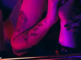 I want to worship your sexy feet 😍