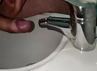 Mi rado il cazzo ma poi mi eccito e sborro sulle mie mani... guarda il video completo!