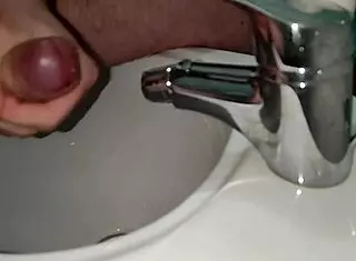 Mi rado il cazzo ma poi mi eccito e sborro sulle mie mani... guarda il video completo!