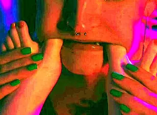 I want to worship your sexy feet 😍