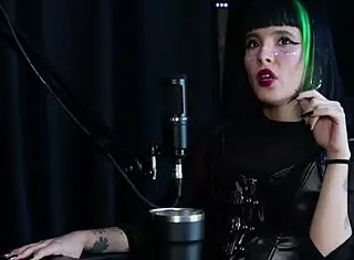 Decidiu Investir Em Conteúdo Pornô Foi Chamada Na Direção Da Escola Por Um Vídeo Vazado Perdeu A Virgindade Na Cama Da Mãe - Carol Rhcp Sheer Red