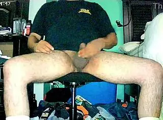 Ezsosa Performs Solo Exhibitionist Flash