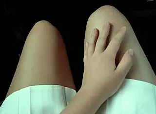 택시 기사 자위하는 거 보고 카우걸로 거칠게 박았어 파란 눈