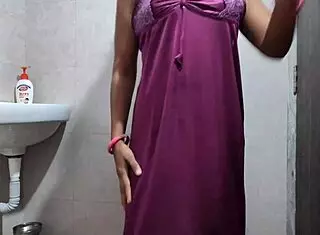 desi girl shaves pussy while bathing