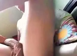 latino bronceado rebota sus bolas mientras masturba su pene y saca semen emocionante