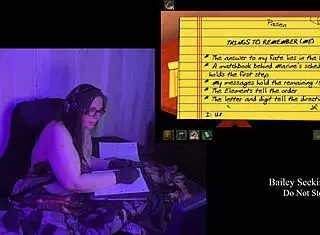 Me espian en el baño y cuando me masturbo con las bragas de mi prima