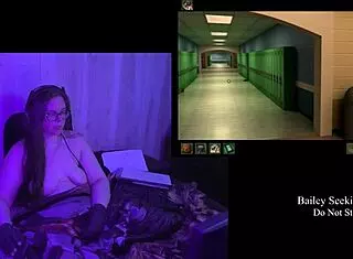 Me espian en el baño y cuando me masturbo con las bragas de mi prima