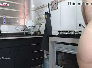 contratei essa empregada e ela ficou pelada para limpar a minha casa que safada eu não me aguentei