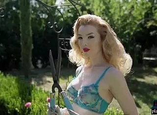 Hard body MILF Miranda strips her lingerie outdoors!