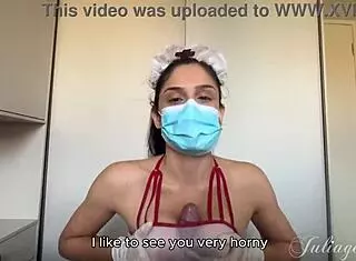 Razposajena sestra stenja ob umazanem cumu