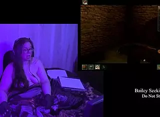 Me espian en el baño y cuando me masturbo con las bragas de mi prima