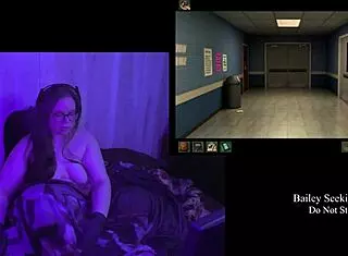 Me espian en el baño y cuando me masturbo con las bragas de mi prima