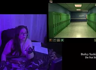 Me espian en el baño y cuando me masturbo con las bragas de mi prima