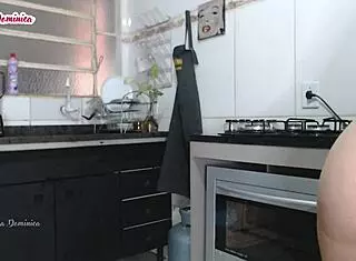 contratei essa empregada e ela ficou pelada para limpar a minha casa que safada eu não me aguentei