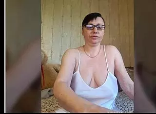 Hey, Tia Lúcia strips and dances with big nipples and ass on camera! 😍