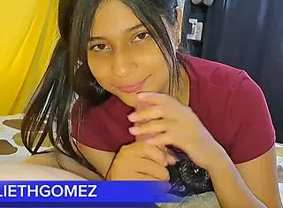 Skrivna kamera ujame prešuštnico blondinko v spodnjem perilu z glasnimi orgazmi