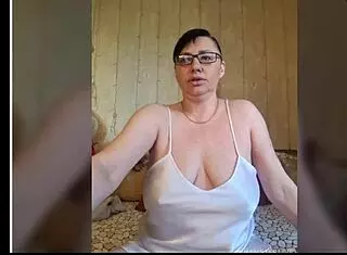 Hey, Tia Lúcia strips and dances with big nipples and ass on camera! 😍