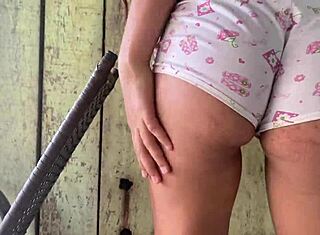 A szomszédom RÁKÉNYSZERÍTETT, hogy üljek a szőrzetére, nyaljam a nagy farkát, míg csókolt bareback az amatőr szeánszunkban.