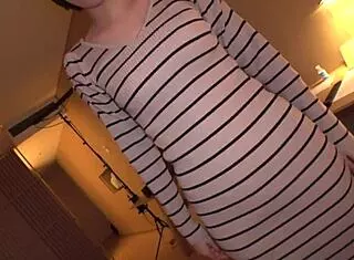 Kissable lesbian teens get covered in pee and splatter their wet slits 😏💦