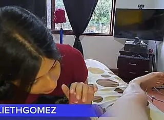 Skrytá kamera chytá podvádějící blond manželku v prádle s hlasitými orgasmami