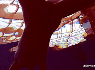 マルティナのタイトマンコ、青いビキニで水中