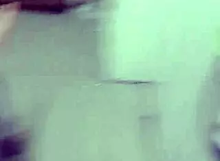 We catch the pretty novinha in bareback fucking!