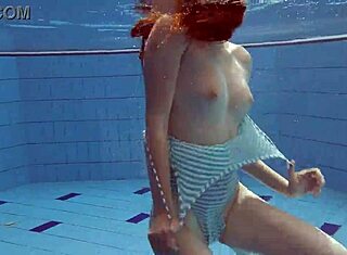 Libuse, a szexi kis orosz tini apró cicikkel lóg a medencénél és a strandon a szőke barátnőjével