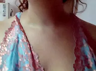 Mulher se arrumando para entrar na live ao vivo