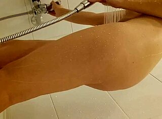 Pelirroja joven 18+ bañándose en la ducha con tatuajes