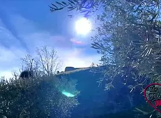 Manía jeune coquine qui adore la baise anale