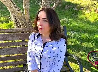 Manía jeune coquine qui adore la baise anale