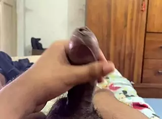 Moja mačeha me je obrnila z rokami pred šolo v domačem klipu