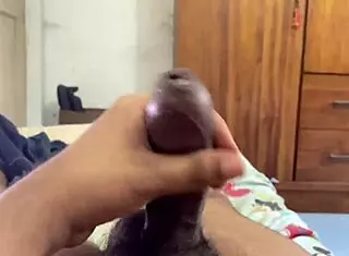 Moja mačeha me je obrnila z rokami pred šolo v domačem klipu