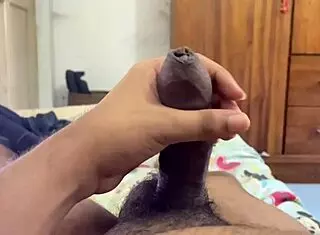 Moja mačeha me je obrnila z rokami pred šolo v domačem klipu