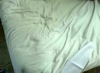 Ik hou ervan hoe geile non grote lul diep in kont pakt tijdens homemade anaal