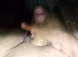 Nuogas vaikinas shows off muscular bodybuilder solo in homemade bathroom shower voyeur flashing.