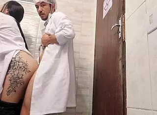 Enfermeira gostosa heads to hospital bathroom with médico for big cock deepthroat cunilingus rough banging!