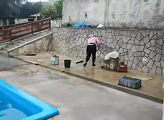 The bricklayer showed up to finish the job and convinced the boss to give him a blowjob in the bathroom