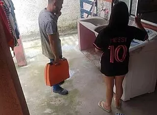 Dona De Casa Casada Paga T�cnico De M�quina De Lavar Com A Bunda Enquanto Marido Esta Fora
