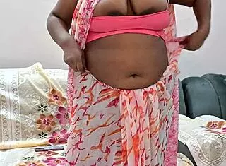Indian bhabhi's natural tits leaked on webcam 😱