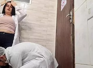 Enfermeira gostosa heads to hospital bathroom with médico for big cock deepthroat cunilingus rough banging!