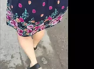 siguiendo a madura en la calle con falda e hilo for outdoor cowgirl riding and flashing