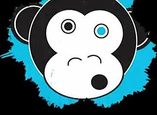 Szőke spinner Daisy nyálkás picsáját csiklandozza mielőtt mélyre nyeli a hatalmas faszt