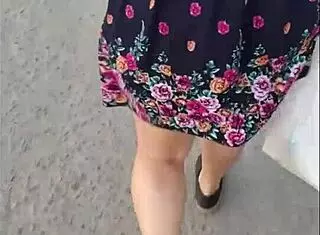 siguiendo a madura en la calle con falda e hilo for outdoor cowgirl riding and flashing