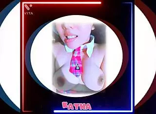 apostamos una mamada con mi amiga y ella perdió entonces probé su coñito con lamidas