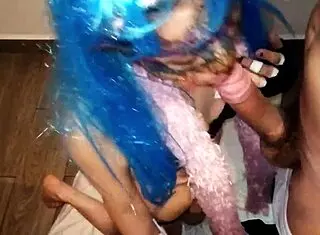 mira como chupo y me ahogo con esta verga papi