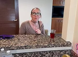 Bibi Tiri Berlekuk Upah Anak Saudara Kerja Musim Panas Hisap Naik Doggy Di Pejabat