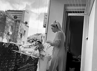 Whoa, this naked chubby woman is hanging out laundry on the balcony so neighbors can watch her big tits and shaved pussy flash 😲👀