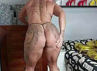 Muscular bodybuilder turns into vicious bitch during intense anal squirting session with big clit focus